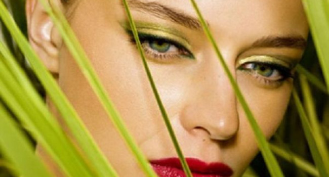 Wie schminkt man ein schönes Make-up für grüne Augen?