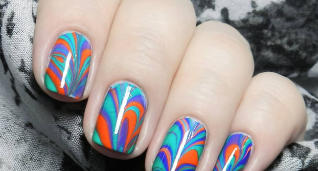 Wie macht man eine Water-Marble-Maniküre zu Hause?