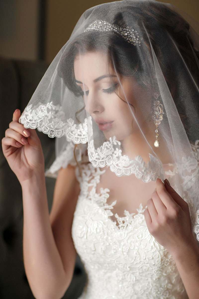 Наречена у фаті виглядає в дзеркало
